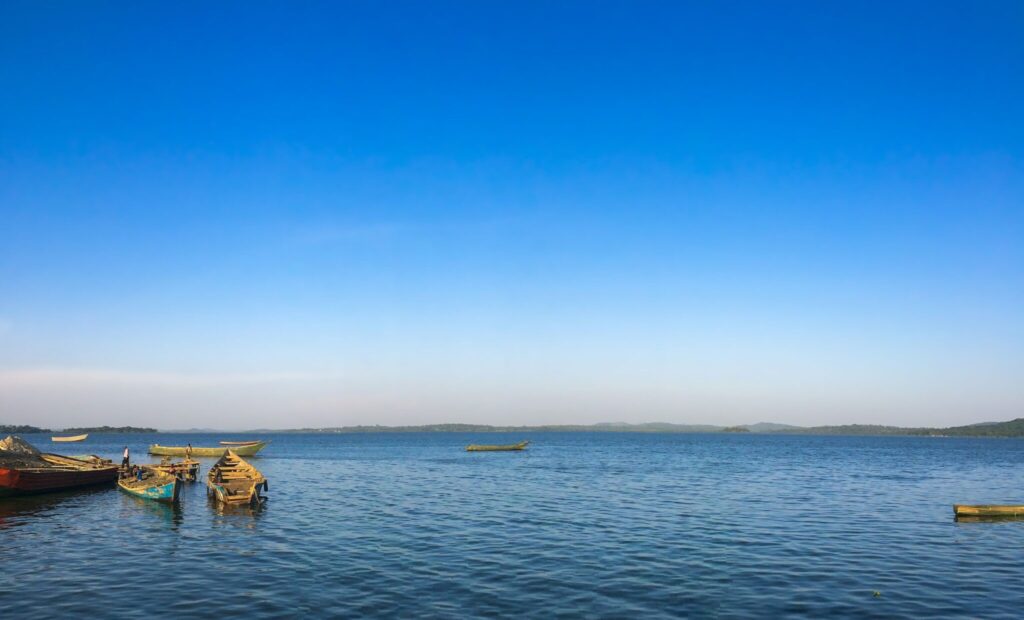 Viktoriasee mit Booten und blauer Himmel Uganda