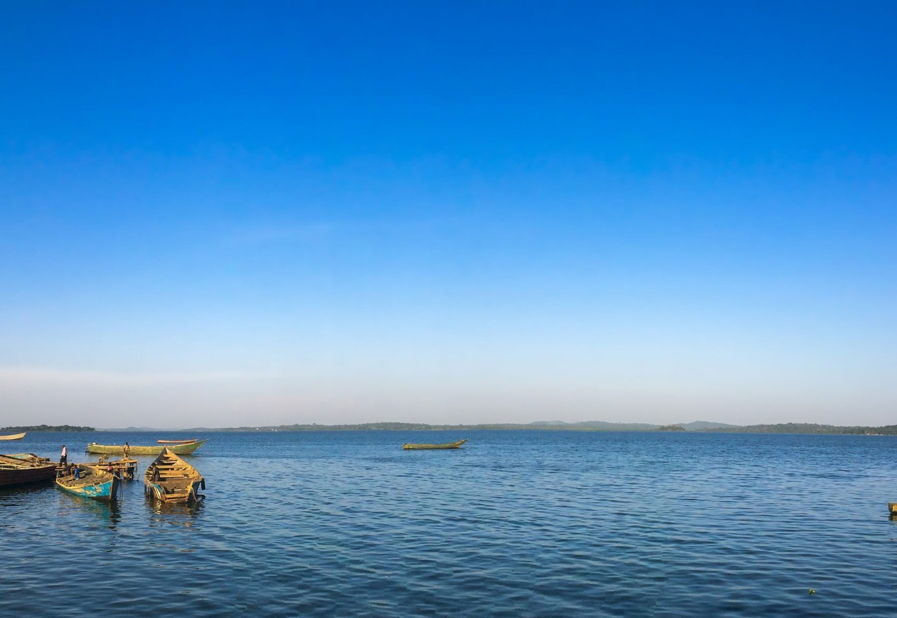Viktoriasee mit Booten und blauer Himmel Uganda