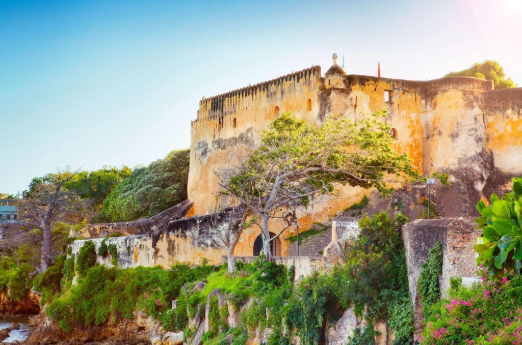 Fort Jesus Festung in Mombasa mit grünen Bäumen