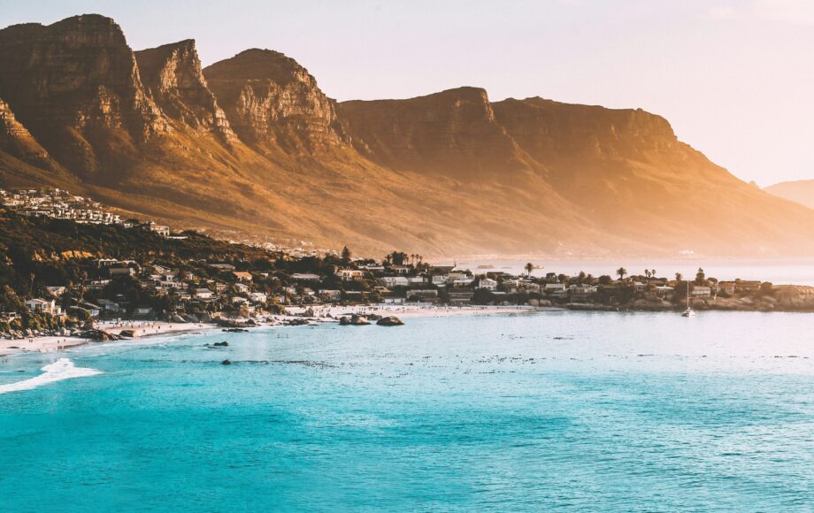 Malerischer Blick auf Strand, Meer und Berge
