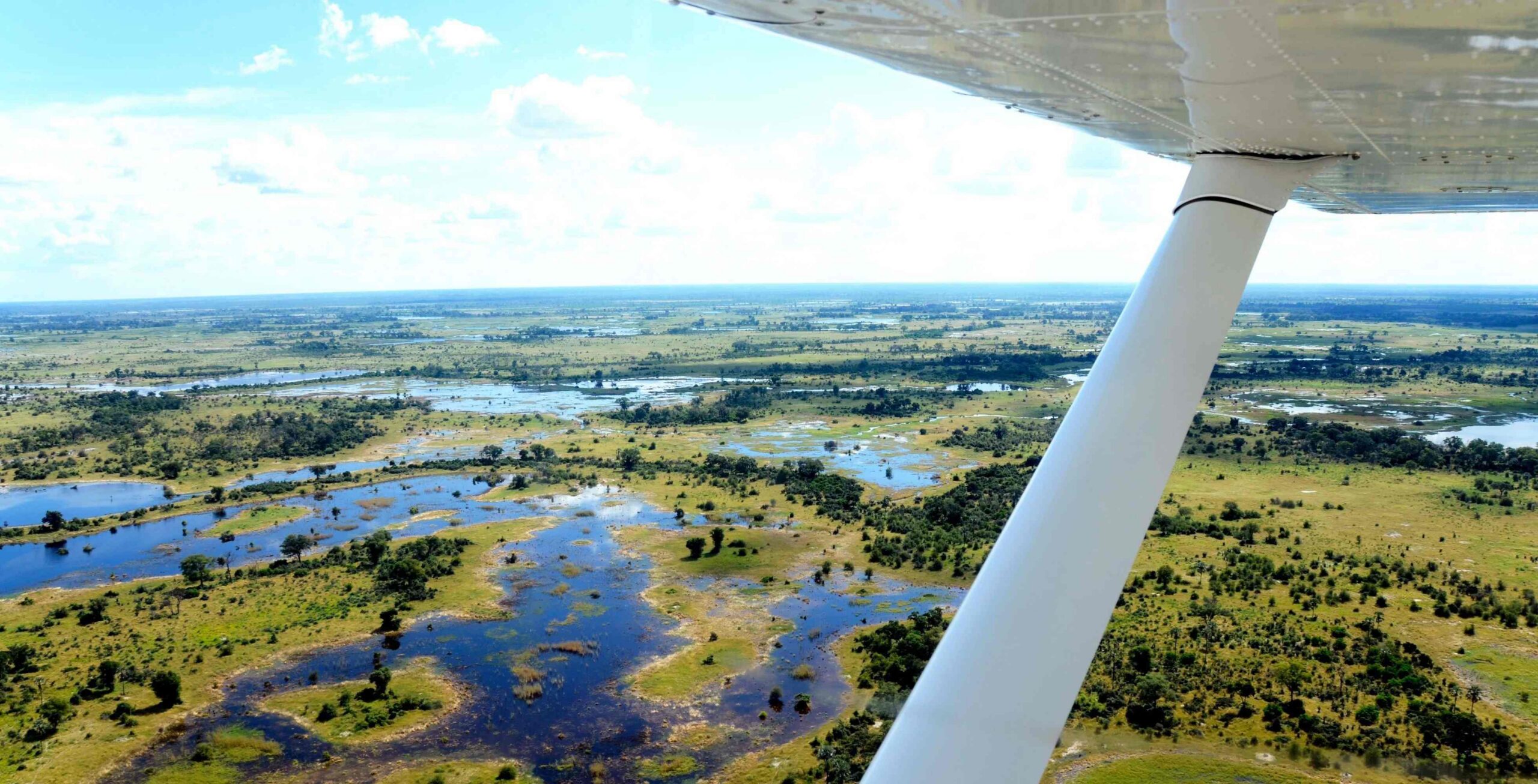 Panoramaflug mit dem Hubschrauber von Maun zum Okavango Delta
