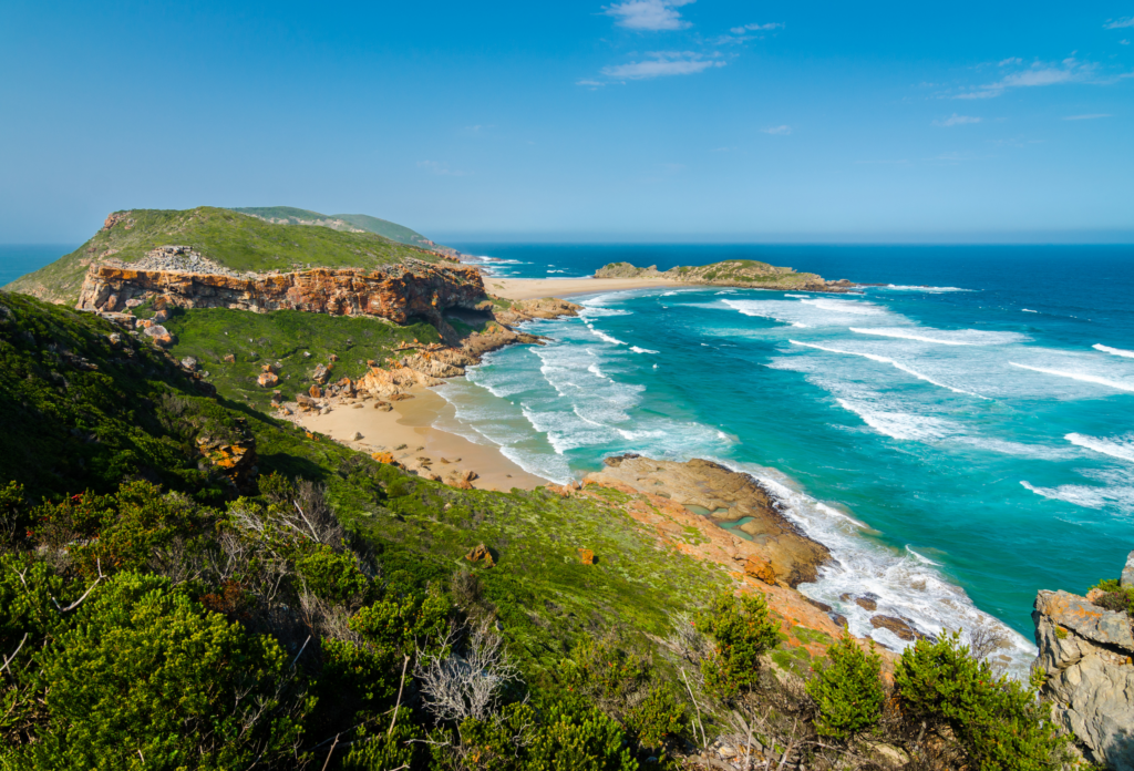 Malerische Küstenlandschaft mit schroffen Klippen, Sandstränden und türkisfarbenem Meer in Südafrika