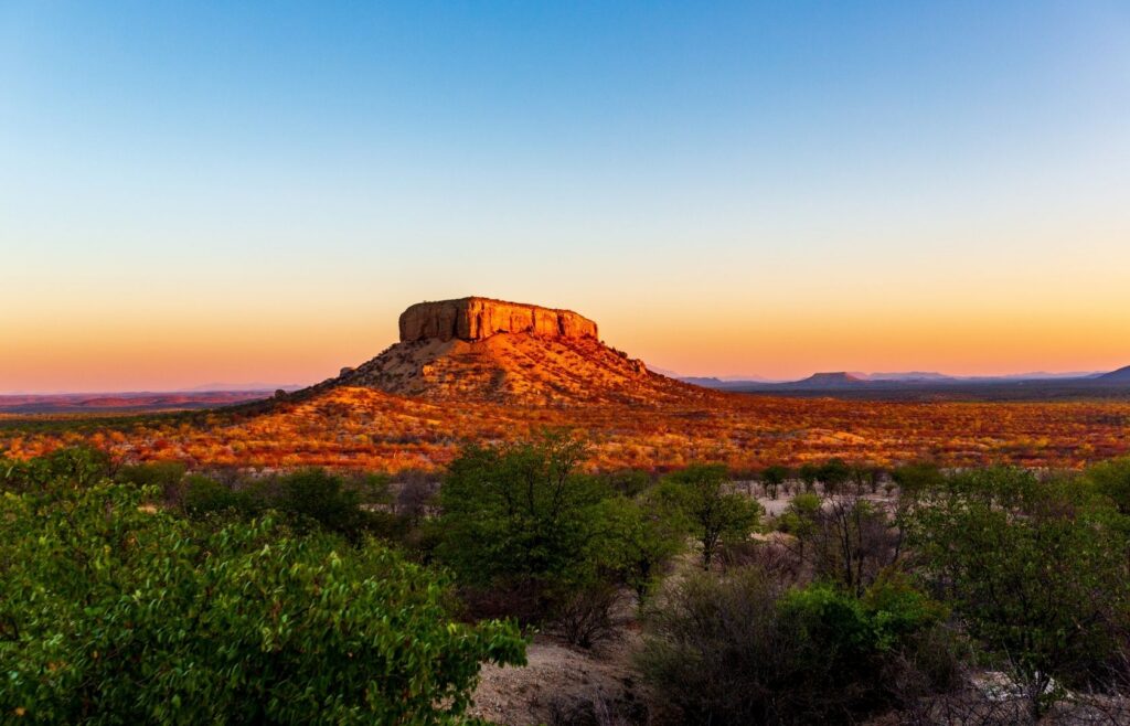 Waterberg Plateau Namibia im Sonnenschein und Bäumen im Tal davor